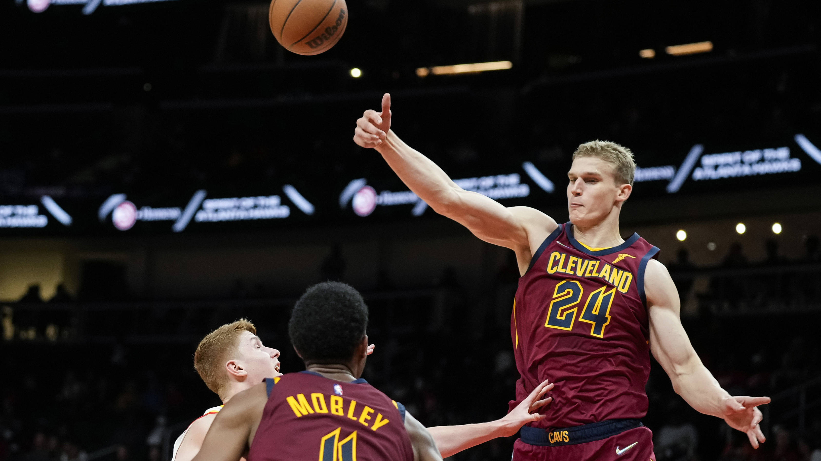 包含欧超杯赛前再迎强敌；克里夫兰骑士手感冰凉；主帅态度：压力陡增；年轻球员得到机会的词条