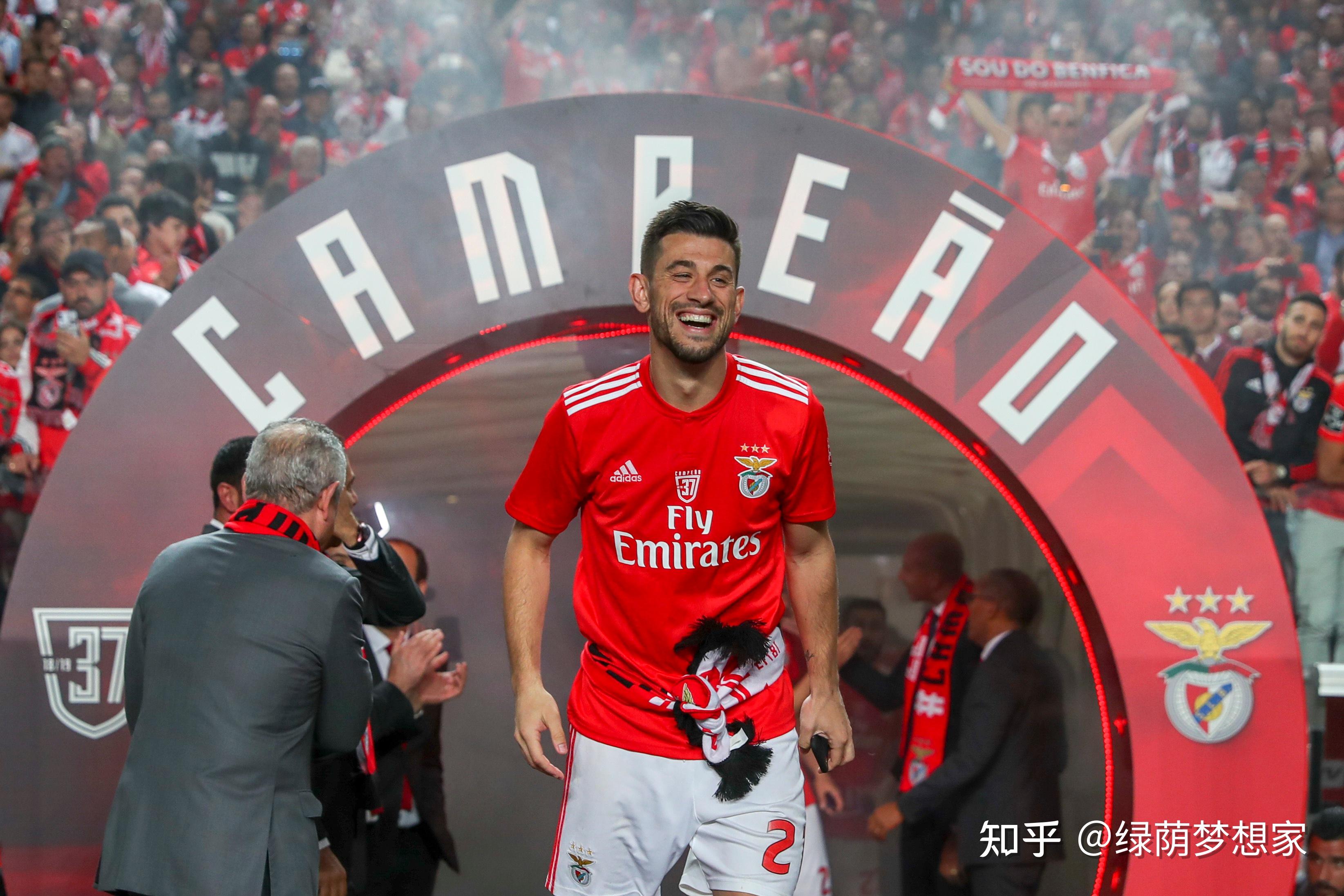 包含集结日本菲卡回应争议：欧联节点到来，态度坚定，年轻球员得到机会的词条