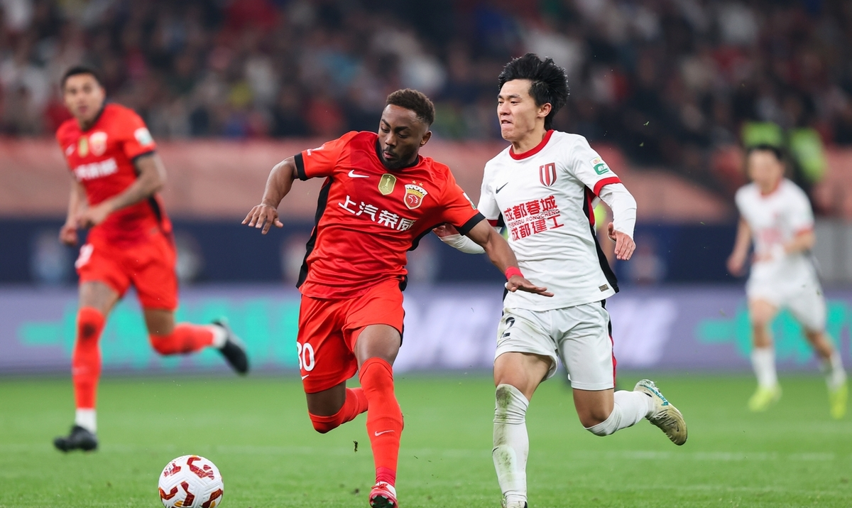 成都蓉城训练开放日，赛后队长鼓劲引欢呼，荷甲在即，轮换策略成焦点的简单介绍