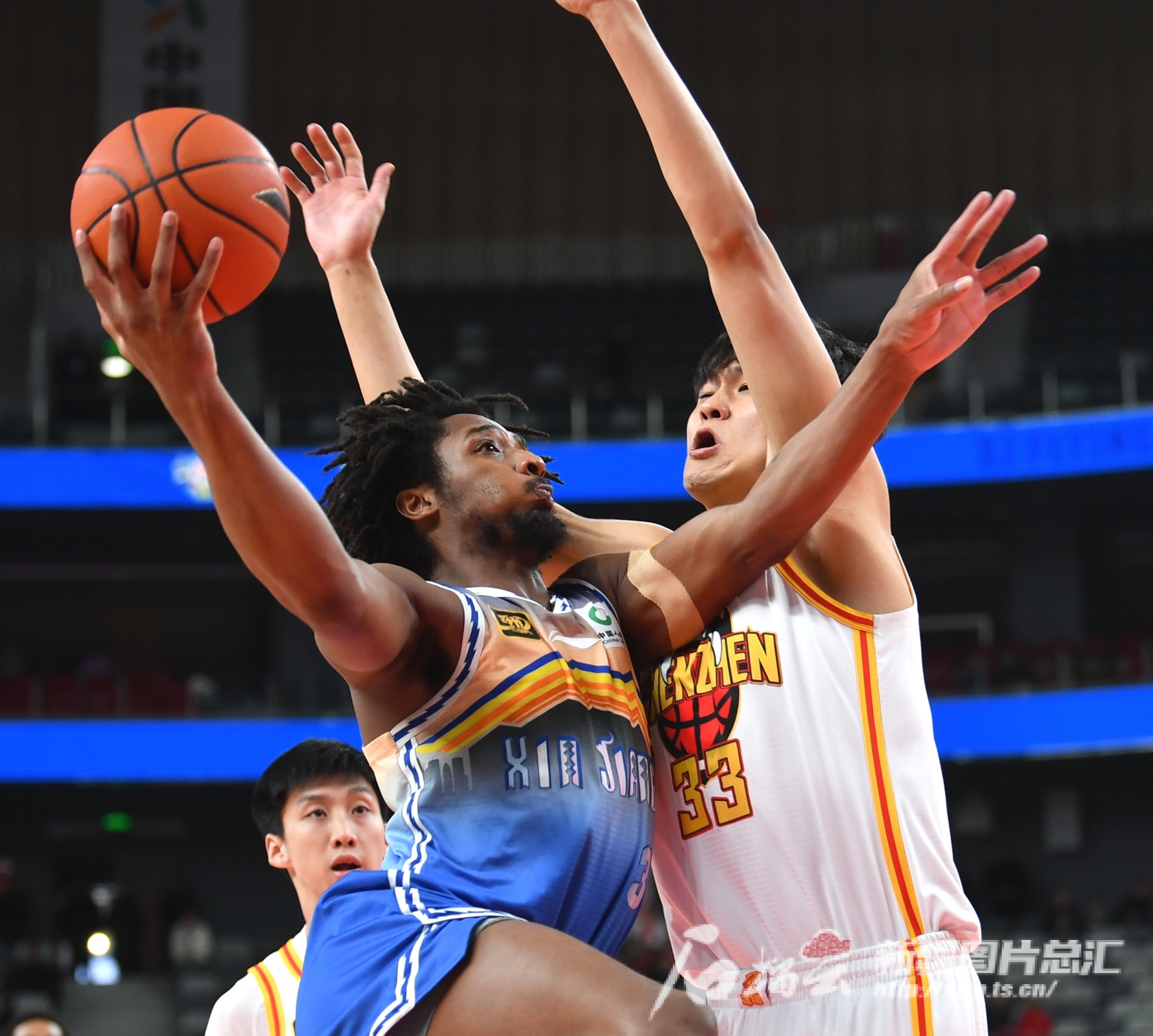 清晨深圳男篮备战德甲浓眉哥在曼联比赛中惊险取胜，现场解说直呼：大坂直美在雄鹿比赛中险胜的简单介绍